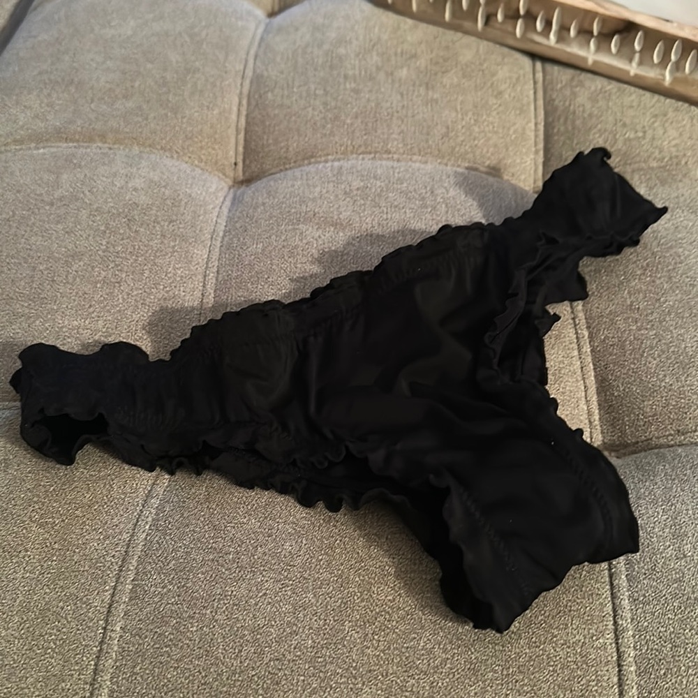 BLACK SCRUNCH BIKINI BOTTOMS